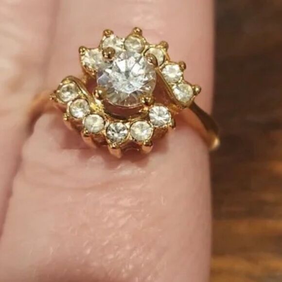14 K gold- plated cubic wedding/ engagement zirconia ring in size 8 NWT Classic - Picture 3 of 10